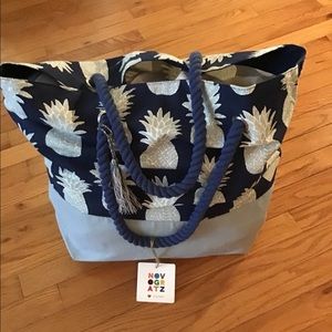 NWT NOVOGRATZ COTTON CANVAS ROPE HANDLES BEACH TOTE BLUE PINEAPPLES